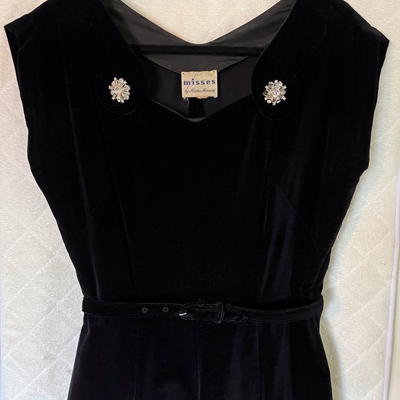 Vintage Black Velvet Dress from the 1950-60’s - Picture 3 of 10